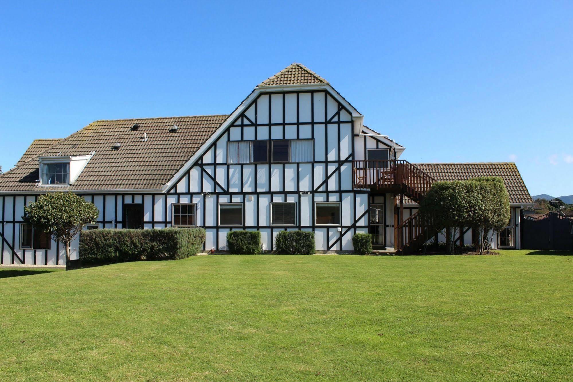 Tudor Manor 3*